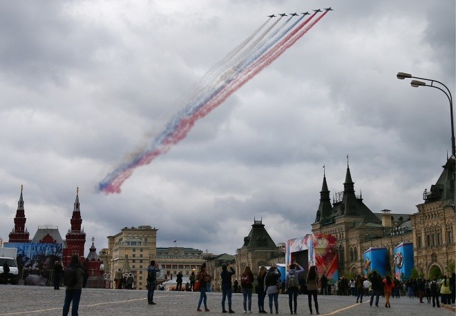 Sukhoi Su-25 diễu qua Quảng trường Đỏ cùng những dải khói tạo hình màu quốc kỳ nước Nga.