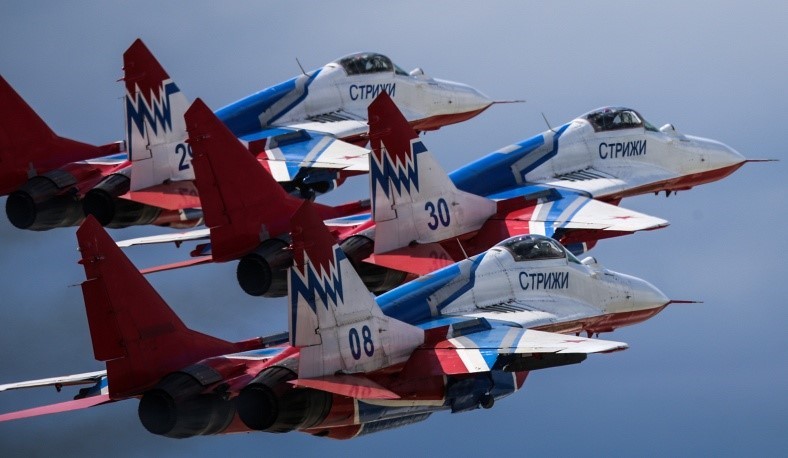 Cận cảnh những chiếc MiG-29 của phi đội Hiệp sĩ Nga khi bay trên khu vực Kubinka, thuộc Moscow trước khi xếp đội hình và bay qua Quảng trường Đỏ.