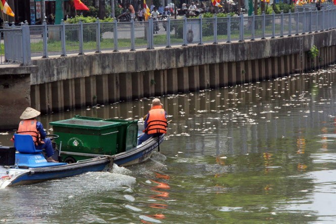 Sau buổi sáng, chiều nay công nhân tiếp tục đi vớt xác cá - Ảnh: Q.Khải Sau buổi sáng, chiều nay công nhân tiếp tục đi vớt xác cá - Ảnh: Q.Khải
