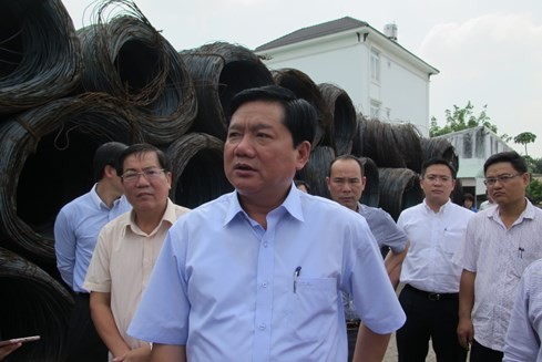 Bí thư Đinh La Thăng: 'Sao anh cứ cãi với dân?' ảnh 2 Bí thư Đinh La Thăng: 'Sao anh cứ cãi với dân?' - ảnh 4