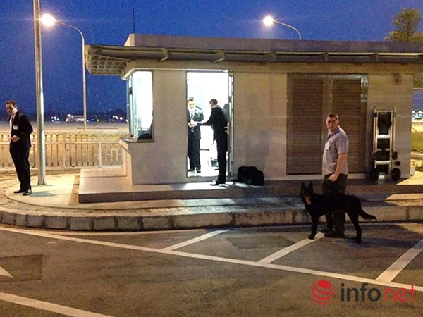 Video vòng bảo vệ cẩn mật của các mật vụ bảo vệ Tổng thống Obama tại Việt Nam ảnh 2 Video vòng bảo vệ cẩn mật của các mật vụ bảo vệ Tổng thống Obama tại Việt Nam ảnh 2