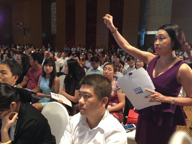 Các cổ đôngđối chất với hội đồng quản trị tại đại hội cổ đông Eximbank - Ảnh: N.Bình