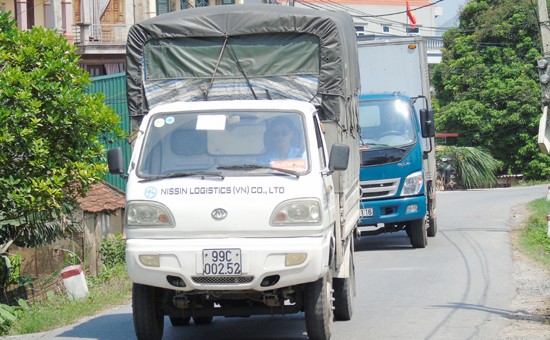 Ô tô nối nhau chạy trên đê Phù Đổng để trốn qua trạm thu phí. Ảnh: Ngọc Hải