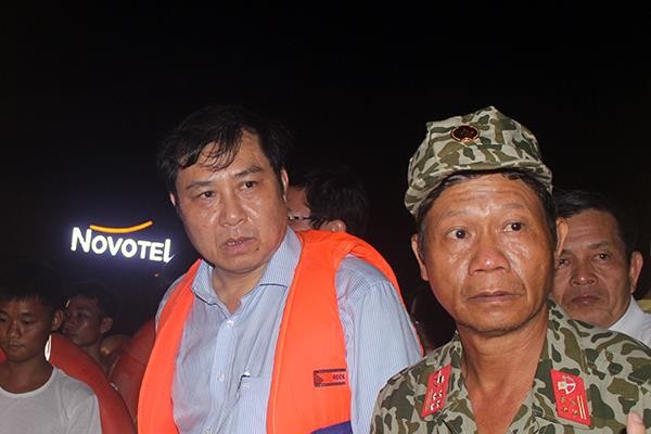 Chủ tịch UBND Đà Nẵng Huỳnh Đức Thơ trực tiếp chỉ huy cứu nạn tại hiện trường. Ảnh:Nguyễn Đông.