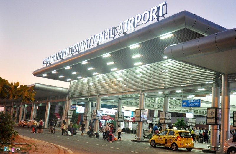 Lãnh đạo sân bay cho biết, chưa bao giờ du khách Trung Quốc đến Khánh Hòa tăng đột biến như năm nay. Tỉnh đang làm việc với các hãng hàng không nhằm kéo giãn các chuyến bay, tránh trường hợp đưa hàng nghìn khách Trung Quốc đến địa phương cùng lúc gây nên tình trạng ùn ứ, quá tải.