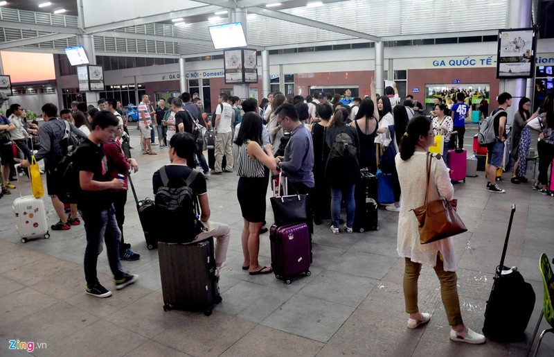 Du khách Trung Quốc đứng ngồi tràn lan, gây ồn ào cả khu vực phía trước ga quốc tế. Bà Phan Thanh Trúc - Phó giám đốc Sở Du lịch Khánh Hòa, cho biết du khách Trung Quốc đến phố biển Nha Trang theo tour ít nhất là 3 ngày 2 đêm, nhiều nhất là 6 ngày 5 đêm. Việc du khách Trung Quốc tăng đột biến khiến chính quyền địa phương vừa mừng vừa lo ngại.