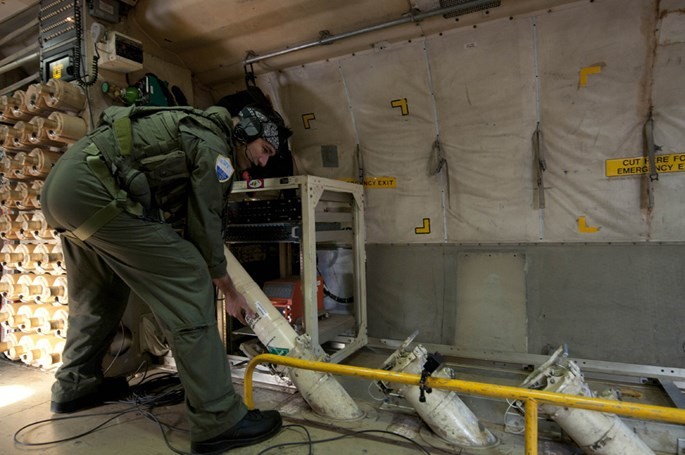 Video bay trên máy bay tuần biển và săn ngầm P-3 Orion Việt Nam sắp mua ảnh 2 Video bay trên máy bay tuần biển và săn ngầm P-3 Orion Việt Nam sắp mua ảnh 2