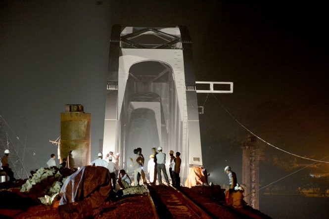 Các công nhân nỗ lực hoàn thành công đoạn cuối trong đêm 24 và rạng sáng 25-6 để chuẩn bị thông cầu Ghềnh - Ảnh: ĐỨC TRONG Các công nhân nỗ lực hoàn thành công đoạn cuối trong đêm 24 và rạng sáng 25-6 để chuẩn bị thông cầu Ghềnh - Ảnh: ĐỨC TRONG