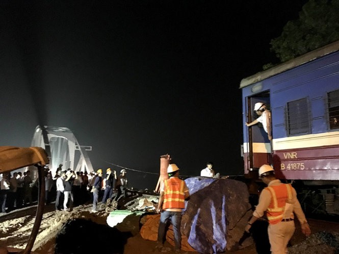 Tàu hàng chuẩn bị qua cầu Ghềnh mới - Ảnh: Sơn Định Tàu hàng chuẩn bị qua cầu Ghềnh mới - Ảnh: Sơn Định