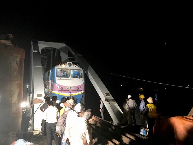 Sau khi tàu dừng lại, các kỹ sư kiểm tra từng thanh ray, đo thử tải... rồi cho tàu di chuyển ngược lại để kiểm tra các thông số kỹ thuật -Ảnh: Sơn Định Sau khi tàu dừng lại, các kỹ sư kiểm tra từng thanh ray, đo thử tải... rồi cho tàu di chuyển ngược lại để kiểm tra các thông số kỹ thuật -Ảnh: Sơn Định