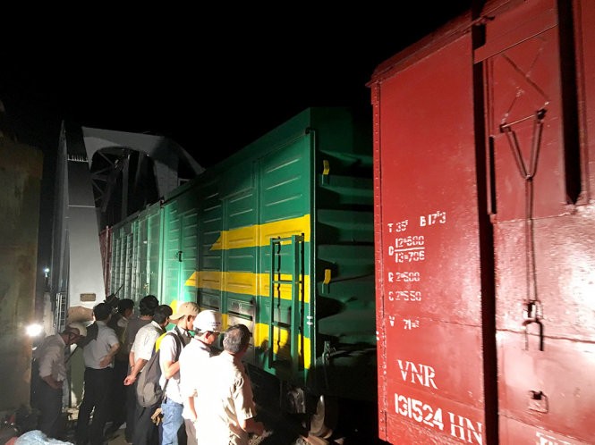 Tàu hàng 4 toa từ hướng Dĩ An (Bình Dương) qua cầu Ghềnh về gaBiên Hòa(Đồng Nai) -Ảnh: Sơn Định Tàu hàng 4 toa từ hướng Dĩ An (Bình Dương) qua cầu Ghềnh về gaBiên Hòa(Đồng Nai) -Ảnh: Sơn Định