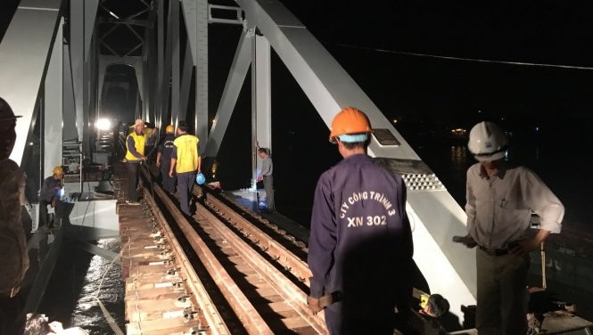 Các kỹ sư rà soát kỹ thuật lần cuối trước khi thử tải tàu hàng trên cầu Ghềnh mới lúc 0g ngày 25-6 - Ảnh: ĐỨC TRONG Các kỹ sư rà soát kỹ thuật lần cuối trước khi thử tải tàu hàng trên cầu Ghềnh mới lúc 0g ngày 25-6 - Ảnh: ĐỨC TRONG