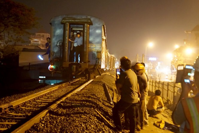 Đưa 4 toa tàu hàng từ ga Sóng Thần (Bình Dương) về cầu Ghềnh mới để thử tải - Ảnh: H.M Đưa 4 toa tàu hàng từ ga Sóng Thần (Bình Dương) về cầu Ghềnh mới để thử tải - Ảnh: H.M