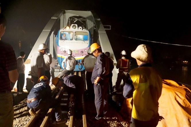 Chỉnh sửa, cân bằng thanh ray đường tàu sau khi tàu hàng vào thử tải ngay trên cầu Ghềnh - Ảnh: H.M Chỉnh sửa, cân bằng thanh ray đường tàu sau khi tàu hàng vào thử tải ngay trên cầu Ghềnh - Ảnh: H.M