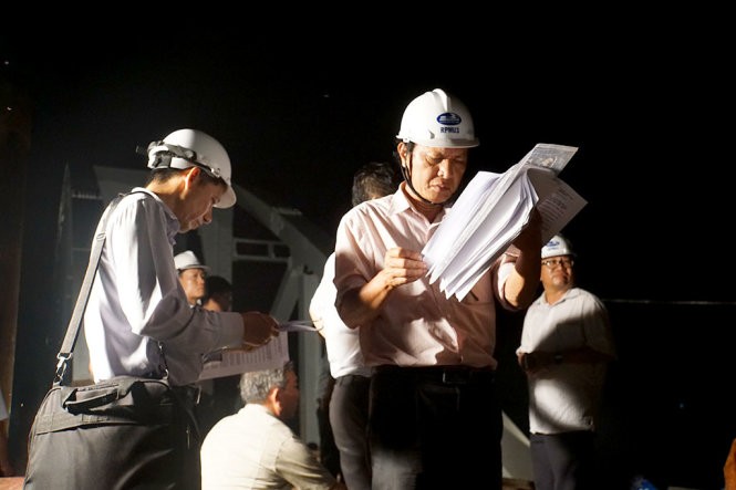 Kỹ sư dùng máy kiểm tra các vị trí, độ cân bằng trên đường tàu nằm trong lòng cầu Ghềnh mới - Ảnh: H.M Kỹ sư dùng máy kiểm tra các vị trí, độ cân bằng trên đường tàu nằm trong lòng cầu Ghềnh mới - Ảnh: H.M