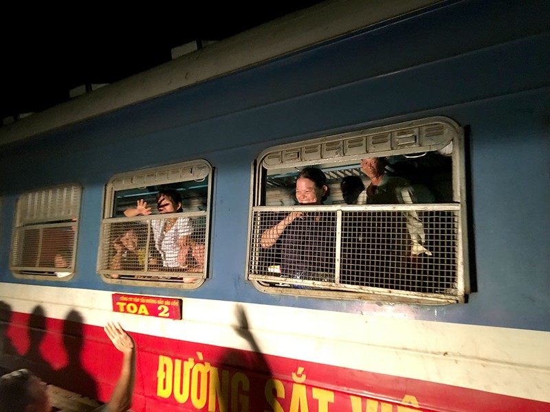 Những hành khách trên chuyến tàu TN1 đầu tiên đi qua cầu Ghềnh mới - Ảnh: H.M. Những hành khách trên chuyến tàu TN1 đầu tiên đi qua cầu Ghềnh mới - Ảnh: H.M.