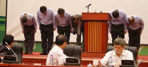 Ban lãnh đạo Formosa Hà Tĩnh cúi đầu xin lỗi. Ảnh:Võ Thành. Ban lãnh đạo Formosa Hà Tĩnh cúi đầu xin lỗi. Ảnh:Võ Thành.