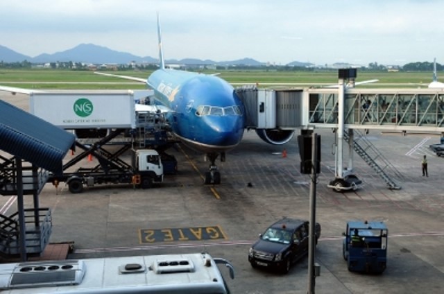 Cửa trước của máy bay Boeing 787 - máy bay hiện đại nhất Việt Nam đã bị hỏng vào sáng 4/7. Ảnh: Cục Hàng không VN.
