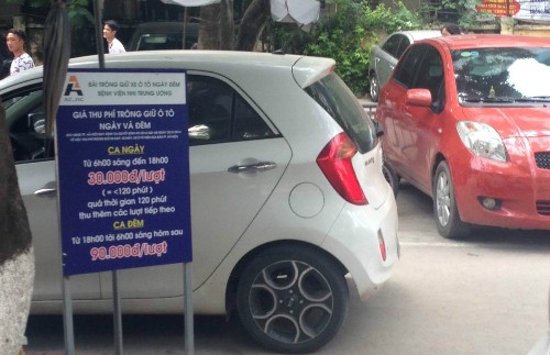 Bãi giữ xe ngay bên cạnh sảnh Khoa Cấp cứu Bệnh viện nhi. Ảnh:Vinh An Bãi giữ xe ngay bên cạnh sảnh Khoa Cấp cứu Bệnh viện nhi. Ảnh:Vinh An