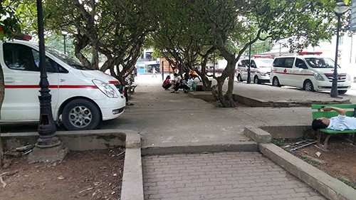 Cả chục xe cứu thương của Bệnh viện Bạch Mai túc trực sẵn ở sân, tuy nhiên những xe này thường có giá cao gấp đôi với những xe của các địa phương. Ảnh:Bá Đô Cả chục xe cứu thương của Bệnh viện Bạch Mai túc trực sẵn ở sân, tuy nhiên những xe này thường có giá cao gấp đôi với những xe của các địa phương. Ảnh:Bá Đô