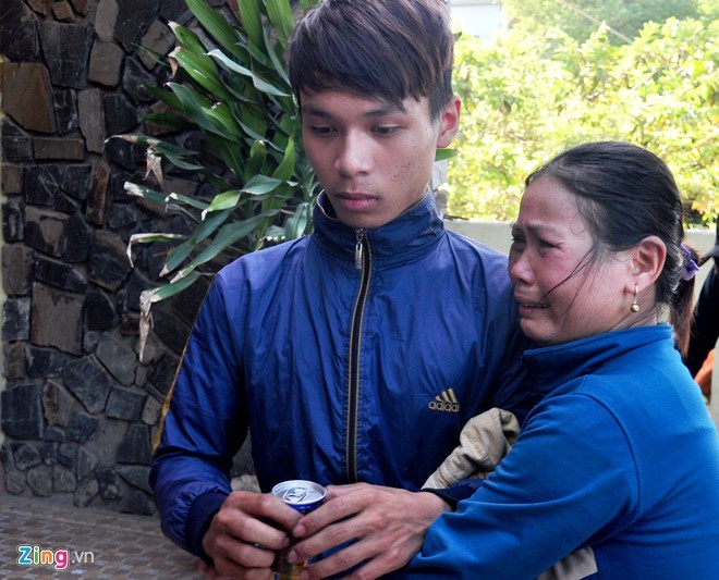 Bà Năng òa khóc ôm con trai Võ Văn Cầu(17 tuổi) vừa thoát nạn từ vùng biển Hoàng Sa trở về. Ảnh:Minh Hoàng. Bà Năng òa khóc ôm con trai Võ Văn Cầu(17 tuổi) vừa thoát nạn từ vùng biển Hoàng Sa trở về. Ảnh:Minh Hoàng.