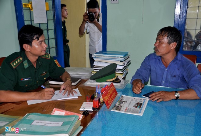 Thuyền trưởng Lựu trình báo với Trạm kiểm soát biên phòng Sa Kỳ về tàu hải cảnh Trung Quốc đâm chìm tàu cá, đánh ngư dân ở Hoàng Sa. Ảnh:Minh Hoàng. Thuyền trưởng Lựu trình báo với Trạm kiểm soát biên phòng Sa Kỳ về tàu hải cảnh Trung Quốc đâm chìm tàu cá, đánh ngư dân ở Hoàng Sa. Ảnh:Minh Hoàng.