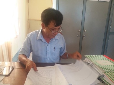 Ông Lý - Trưởng Công an thị trấn Thiên Cầm xác nhận có lập biên bản xe tải chở chất thải từ nhà máy Formosa ra đổ tại bãi rác thị trấn Thiên Cầm vào ngày 20.5.2015. Ảnh: Trần Tuấn