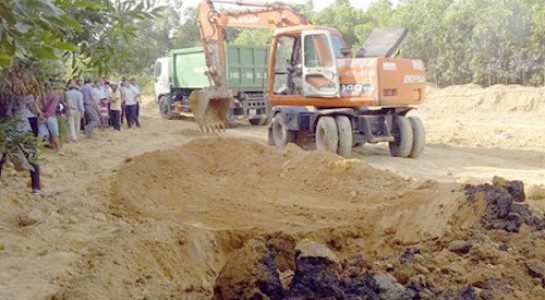 Chất thải chôn trong trang trại ở phường Kỳ Trinh.