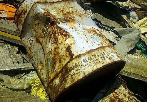 Nhiều thùng sơn có in chữ Trung Quốc được vứt ngổn ngang trong bãi rác. Ảnh:Đ.H Nhiều thùng sơn có in chữ Trung Quốc được vứt ngổn ngang trong bãi rác. Ảnh:Đ.H