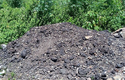 Khoảng 10 tấn đất đá màu đen nghi chất thải được xác định là vật liệu xây dựng. Ảnh:Đ.H Khoảng 10 tấn đất đá màu đen nghi chất thải được xác định là vật liệu xây dựng. Ảnh:Đ.H