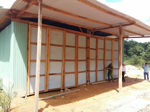 Một số nhà kho gần cửa khẩu cơ quan điều tra nhận định được dựng lên để giấu gỗ. Ảnh:Tiến Hùng. Một số nhà kho gần cửa khẩu cơ quan điều tra nhận định được dựng lên để giấu gỗ. Ảnh:Tiến Hùng.