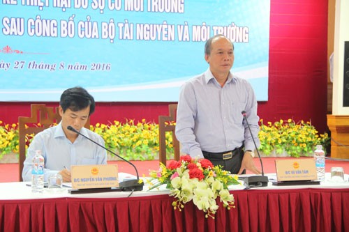 Thứ trưởng Bộ Nông nghiệp Vũ Văn Tám (bìa phải) phát biểu tại hội nghị. Ảnh:Võ Thạnh.