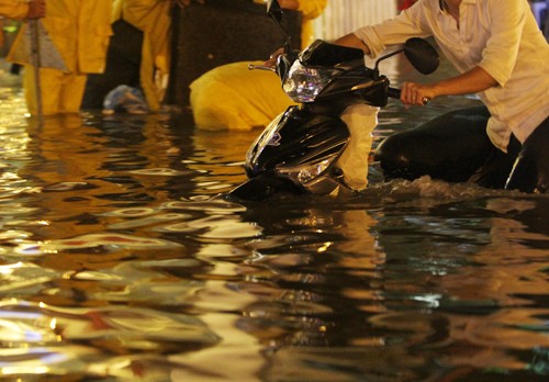 Nước ngập hơn nửa xe, gần một mét trên đường Nguyễn Hữu Cảnh (Bình Thạnh), đoạn này đang được phong tỏa để thoát nước, khiến các xe không thể qua. Nước ngập hơn nửa xe, gần một mét trên đường Nguyễn Hữu Cảnh (Bình Thạnh), đoạn này đang được phong tỏa để thoát nước, khiến các xe không thể qua.