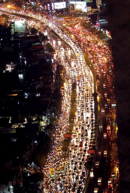 Nút giao thông ngã tư Hàng Xanh (quận Bình Thạnh)cũng bị tê liệt. Người và phương tiện chôn chặt trên đường dưới cơn mưa nặng hạt. Nút giao thông ngã tư Hàng Xanh (quận Bình Thạnh)cũng bị tê liệt. Người và phương tiện chôn chặt trên đường dưới cơn mưa nặng hạt.