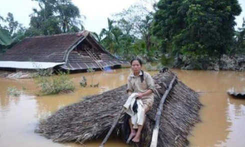 Người dân miền Trung lại gồng mình trong mưa lũ