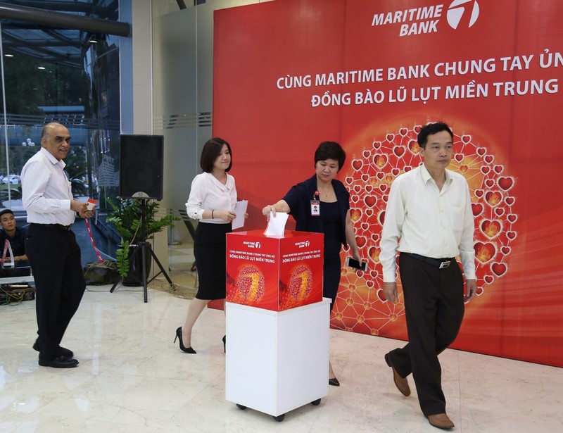  Cán bộ, nhân viên Maritime Bank cùng đóng góp gây nguồn ủng hộ đồng bào tỉnh miền Trung đang bị thiệt hại do lũ lụt. Ảnh do ngân hàng cung cấp