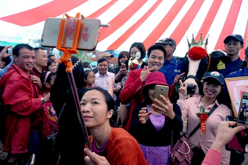 Chụp ảnh “tự sướng” len lỏi đến mọi ngõ ngách đời thường ảnh 7