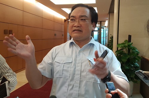 Bí thư Thành ủy Hà Nội Hoàng Trung Hải trao đổi với báo chí sáng 28/10. Ảnh:Võ Hải.