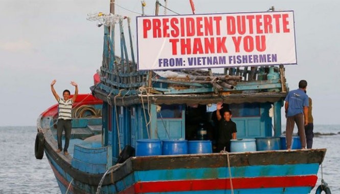 Ngư dân Việt Nam giăng dòng chữ: "Cảm ơn Tổng thống Duterte. Lời cảm ơn từ ngư dân Việt Nam". Ảnh: AP.