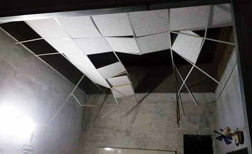 La phông nhà dân bị sập sau vụ nổ. Ảnh: A.X La phông nhà dân bị sập sau vụ nổ. Ảnh: A.X