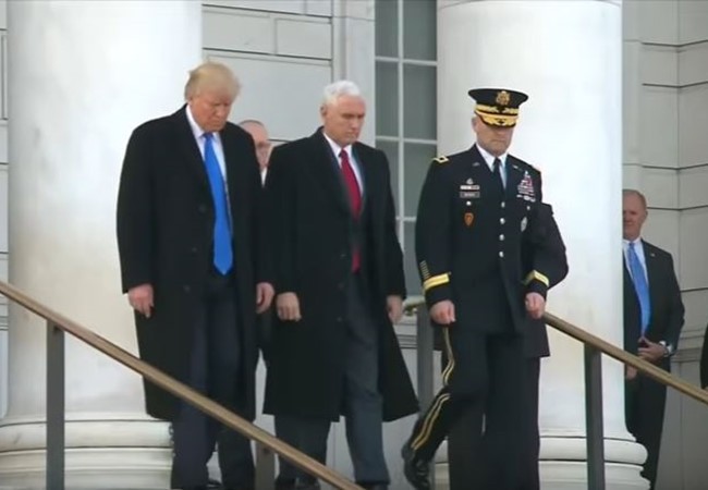 Ông Donald Trump và ông Mike Pence đến đặt vòng hoa tại Nghĩa trang Quốc gia Arlington