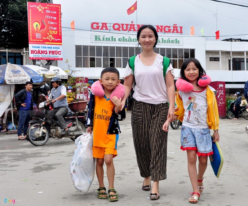 Chị Phạm Thị Dương Hồng (ngụ thị trấn Sông Vệ, huyện Tư Nghĩa) cùng hai đứa con sinh đôi Phạm Tường Vy và Phạm Quốc Vy (8 tuổi) hân hoan khi đặt chân về đến quê nhà. "Mấy ngày vừa qua các con rộn ràng ngày nào cũng mong ngóng ngày về quê sum họp đón Tết cùng ông, bà mà lòng mình cũng bồi hồi, nôn nao theo", chị Hồng bộc bạch. Chị Phạm Thị Dương Hồng (ngụ thị trấn Sông Vệ, huyện Tư Nghĩa) cùng hai đứa con sinh đôi Phạm Tường Vy và Phạm Quốc Vy (8 tuổi) hân hoan khi đặt chân về đến quê nhà. "Mấy ngày vừa qua các con rộn ràng ngày nào cũng mong ngóng ngày về quê sum họp đón Tết cùng ông, bà mà lòng mình cũng bồi hồi, nôn nao theo", chị Hồng bộc bạch.