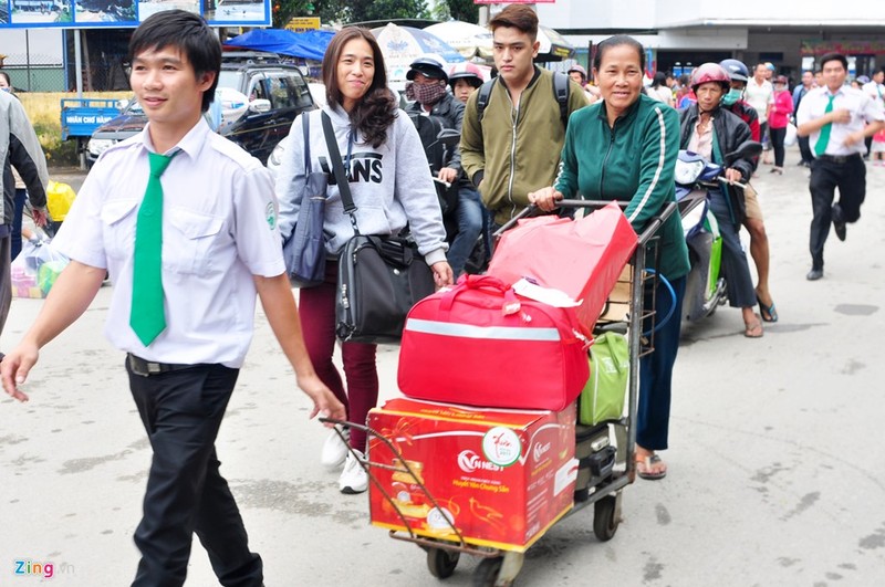 Ông Vũ Thanh Minh, Trưởng tàu SE4, cho biết thêm so với các tỉnh miền Trung, người dân Quảng Ngãi làm ăn, học tập ở TP.HCM và các tỉnh phía Nam chiếm số lượng tương đối lớn. Mỗi chuyến tàu Tết đưa bà con từ TP.HCM ra Hà Nội thì có khoảng 200 đến 300 là người dân Quảng Ngãi. "Toàn thể các bộ, nhân viên ngành đường sắt làm việc xuyên Tết trên tàu nhằm đảm bảo phục vụ tốt nhu cầu đi lại của người dân dịp trước, trong và sau Tết Đinh Dậu", ông Minh thổ lộ. Ông Vũ Thanh Minh, Trưởng tàu SE4, cho biết thêm so với các tỉnh miền Trung, người dân Quảng Ngãi làm ăn, học tập ở TP.HCM và các tỉnh phía Nam chiếm số lượng tương đối lớn. Mỗi chuyến tàu Tết đưa bà con từ TP.HCM ra Hà Nội thì có khoảng 200 đến 300 là người dân Quảng Ngãi. "Toàn thể các bộ, nhân viên ngành đường sắt làm việc xuyên Tết trên tàu nhằm đảm bảo phục vụ tốt nhu cầu đi lại của người dân dịp trước, trong và sau Tết Đinh Dậu", ông Minh thổ lộ.