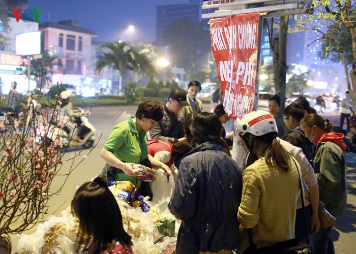 Những ngày cuối năm Bính Thân, trong khi mọi người hối hả mua sắm, dọn dẹp nhà cửa chuẩn bị đón Tết, thì tại một góc nhỏ trên đường Nguyễn Chí Thanh (Hà Nội), một gian hàng miễn phí xuất hiện với hi vọng giúp những người lao động nghèo đón Năm mới bớt thi