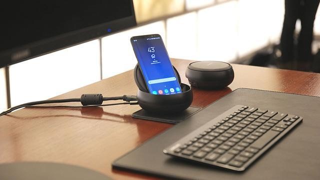 Bộ phụ kiện Samsung DeX giúp mang đến trải nghiệm desktop cho Galaxy S8.