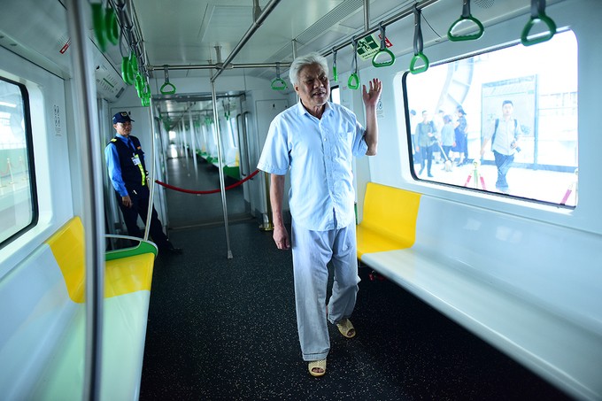 Dân Hà Nội háo hức đi xem đoàn tàu đô thị trên cao ảnh 5