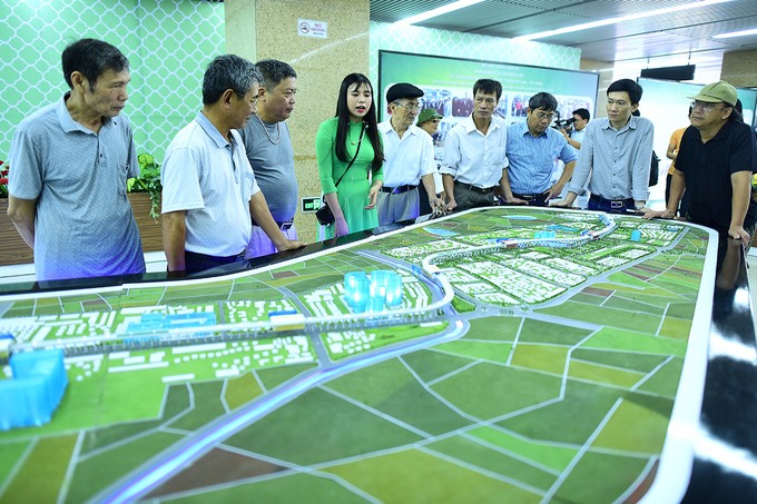 Dân Hà Nội háo hức đi xem đoàn tàu đô thị trên cao ảnh 2