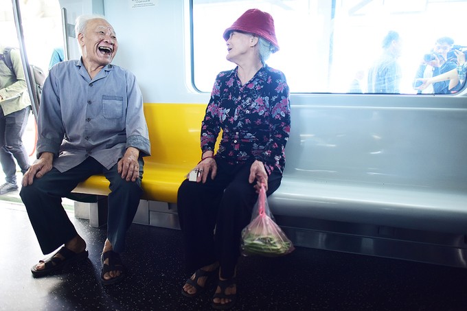 Dân Hà Nội háo hức đi xem đoàn tàu đô thị trên cao ảnh 6