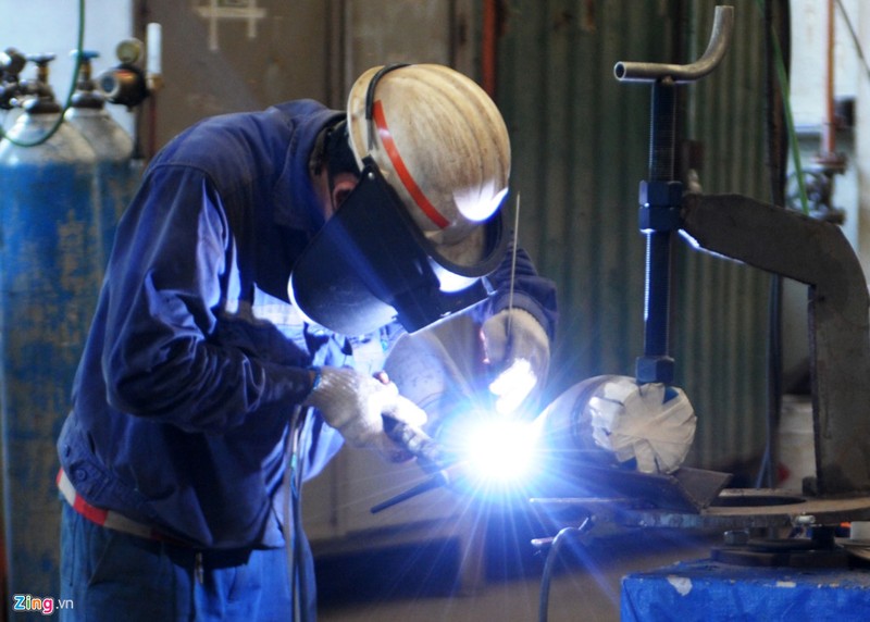 Can canh nha may dong tau vat lon giua 'nui no nan' hinh anh 10