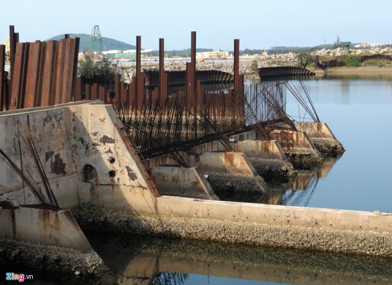 Can canh nha may dong tau vat lon giua 'nui no nan' hinh anh 4